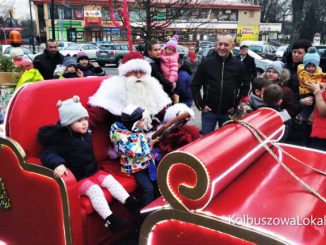 Kolbuszowski Święty Mikołaj gra z WOŚP
