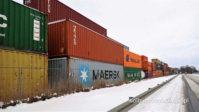 Co kryją kontenery na stacji kolejowej? [WIDEO]
