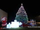 Święty Mikołaj z reniferami na placu przed GOKiB