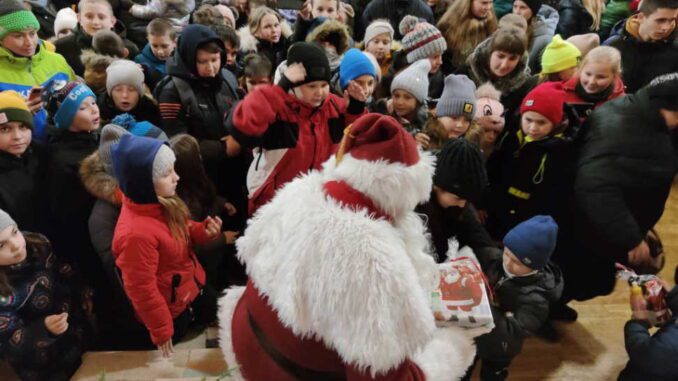 Sceny, które wyciskają łzy. Kolbuszowski Mikołaj na Ukrainie [WIDEO FOTO]