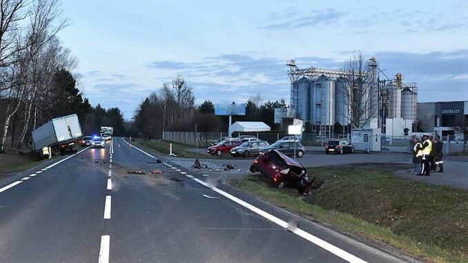 Wypadek na drodze krajowej nr 9 w Cmolasie. Ford zderzył się ze scanią.
