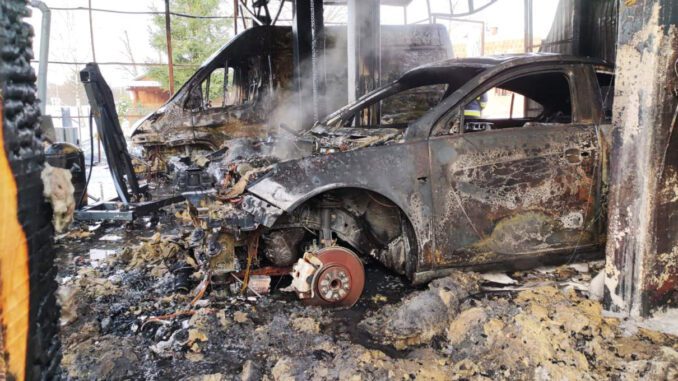 Pożar w Hucie Komorowskiej. Z garażu i samochodów zostało niewiele - zdjęcie główne.