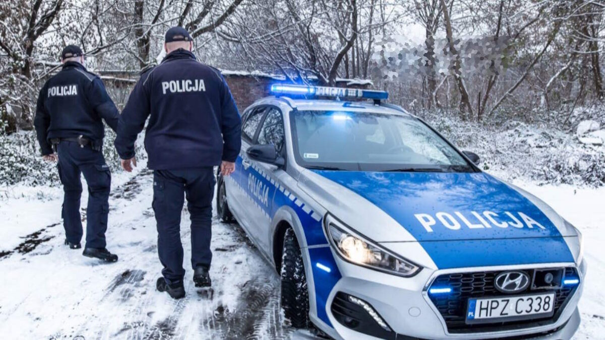 Policjanci uratowali mężczyznę przed wychłodzeniem w Brzostowej Górze