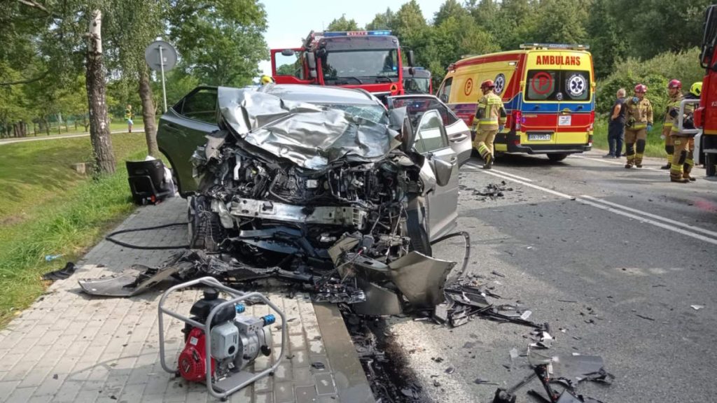 Koszmar na drodze. Czteroosobowa rodzina z Domatkowa zakleszczona w wraku po zderzeniu z ciężarówką [ZDJĘCIA]