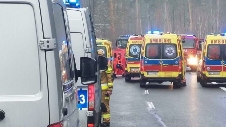 Tragiczny wypadek za Widełką. Nie żyją trzy osoby, droga zablokowana