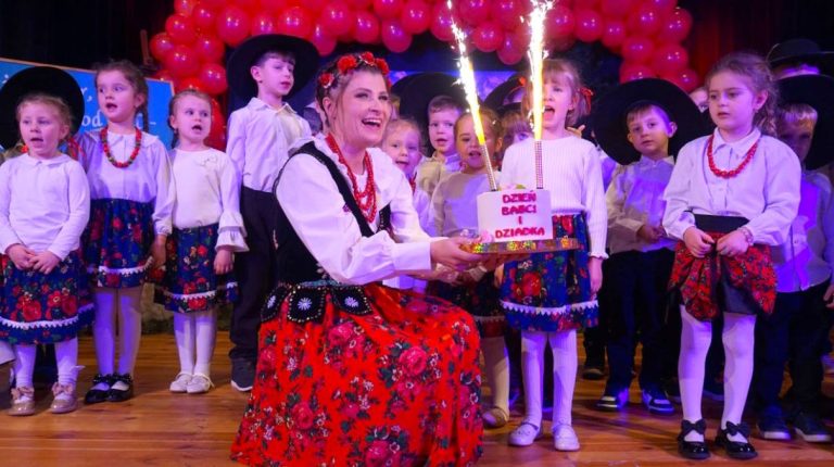 W piątek (06.02) Niepubliczne Przedszkole Językowe Happy Kids w Kolbuszowej świętowało Dzień Babci i Dziadka. Wydarzenie odbyło się w sali głównej Miejskiego Domu Kultury, która tego dnia pękała w szwach.