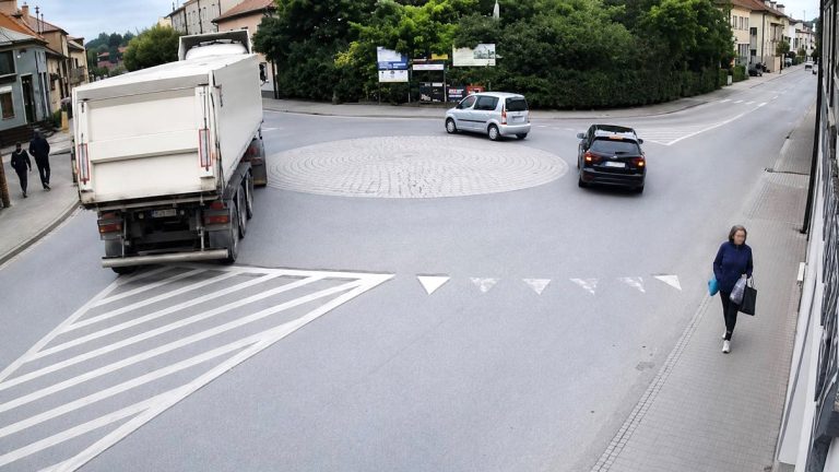 TIR przejechał przez środek ronda w Kolbuszowej. „Zabiłby nas wszystkich” [WIDEO]