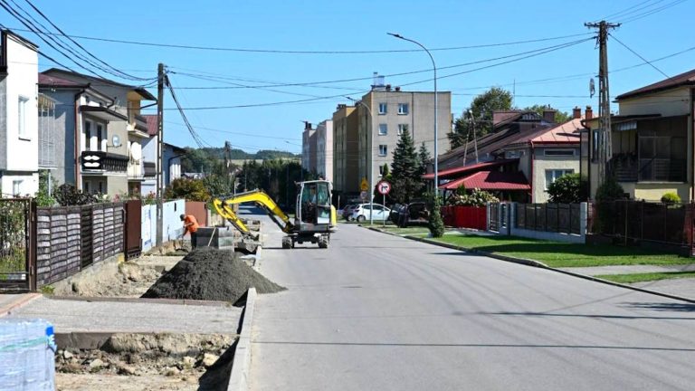 Wielkie zmiany na Partyzantów w Kolbuszowej. Powstają nowe ciągi dla pieszych i rowerzystów Wielkie zmiany na Partyzantów w Kolbuszowej. Powstają nowe ciągi dla pieszych i rowerzystów
