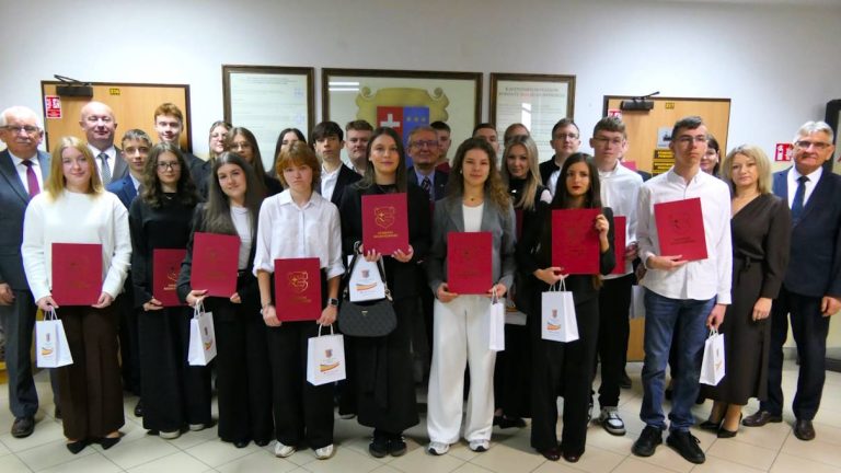 To oni są dumą powiatu kolbuszowskiego. 23 uczniów ze stypendiami. Zobacz nazwiska wyróżnionych